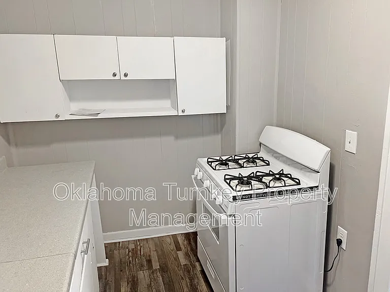 1112 W 4th St — Photo 7