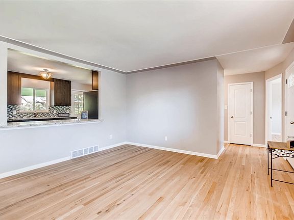 5th image of 631 Cody St