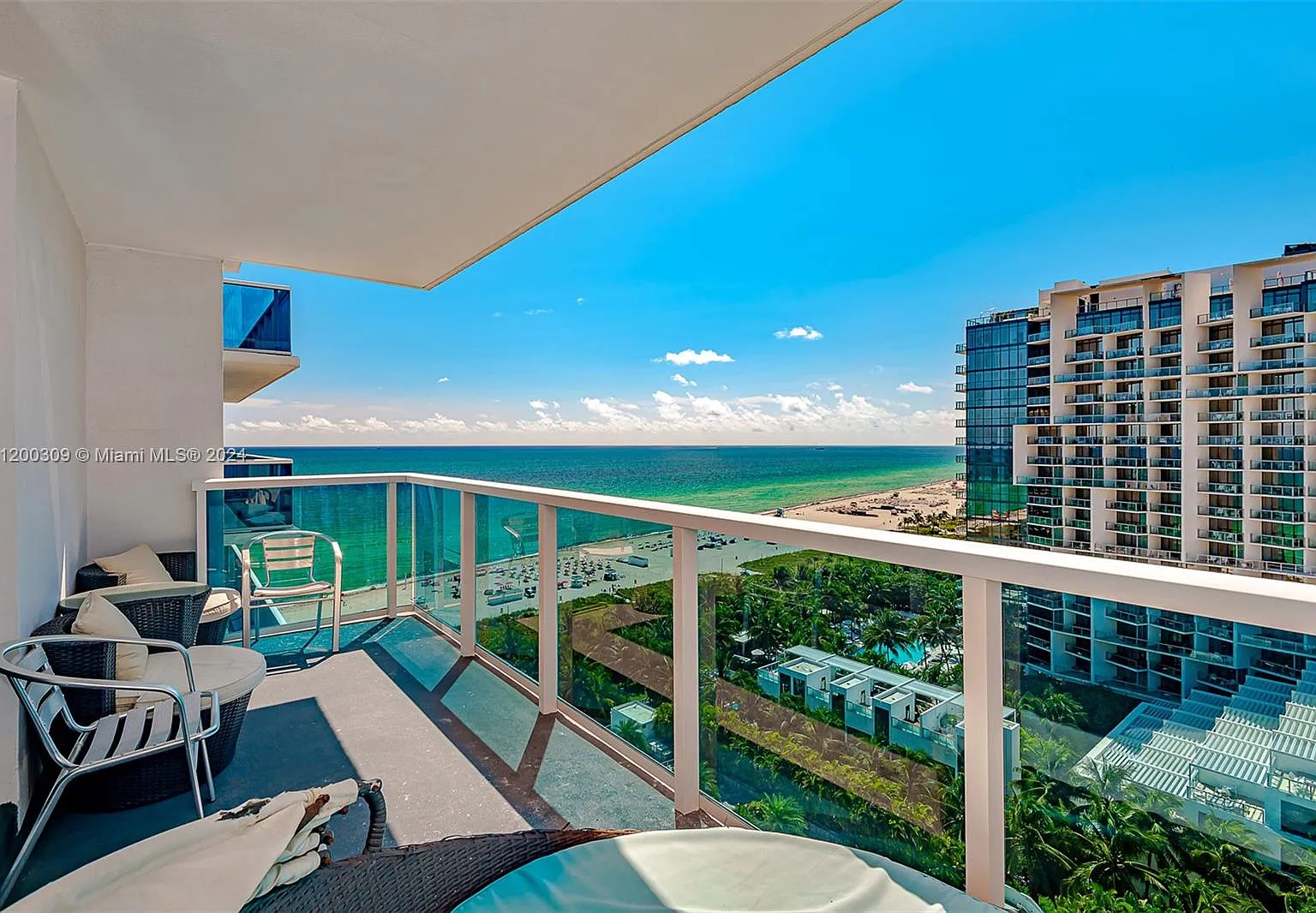 Roney Palace Condo — Photo 1