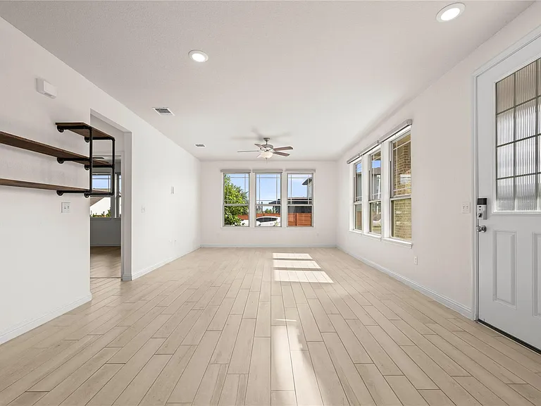 8011 Orizzonte St — Photo 4