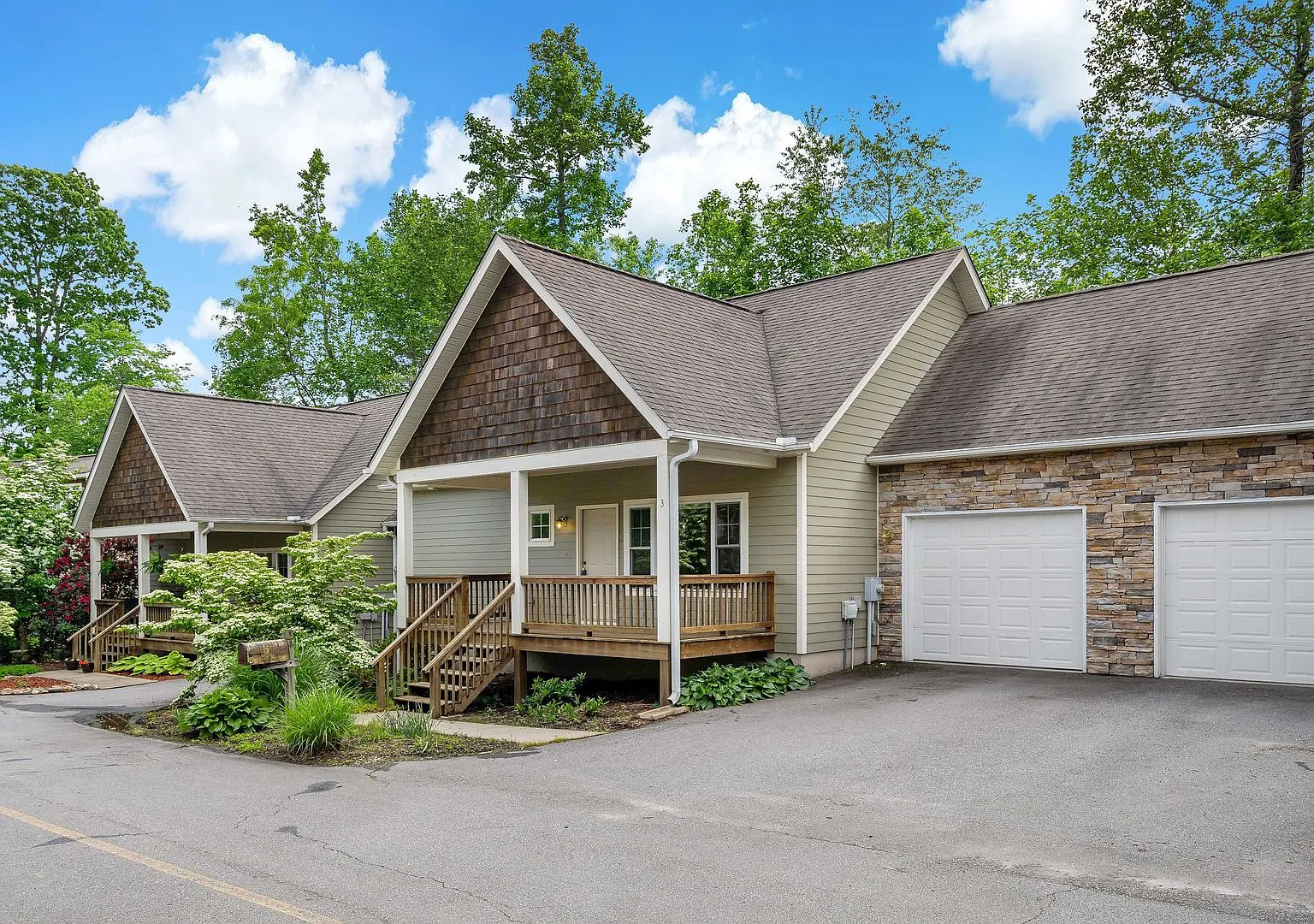 Black Mountain Townhouse Rental! — Photo 2