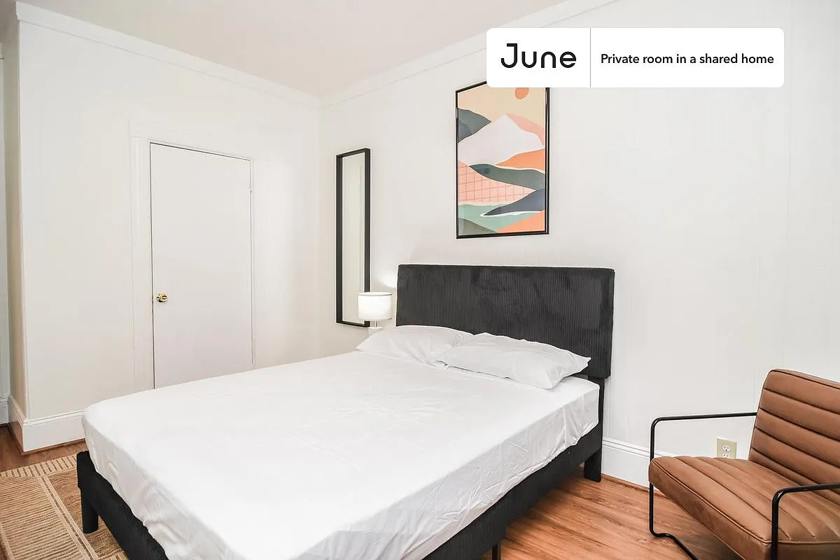 Queen bedroom in 7 bed/2 bath home in Allston #834 C — Photo 1