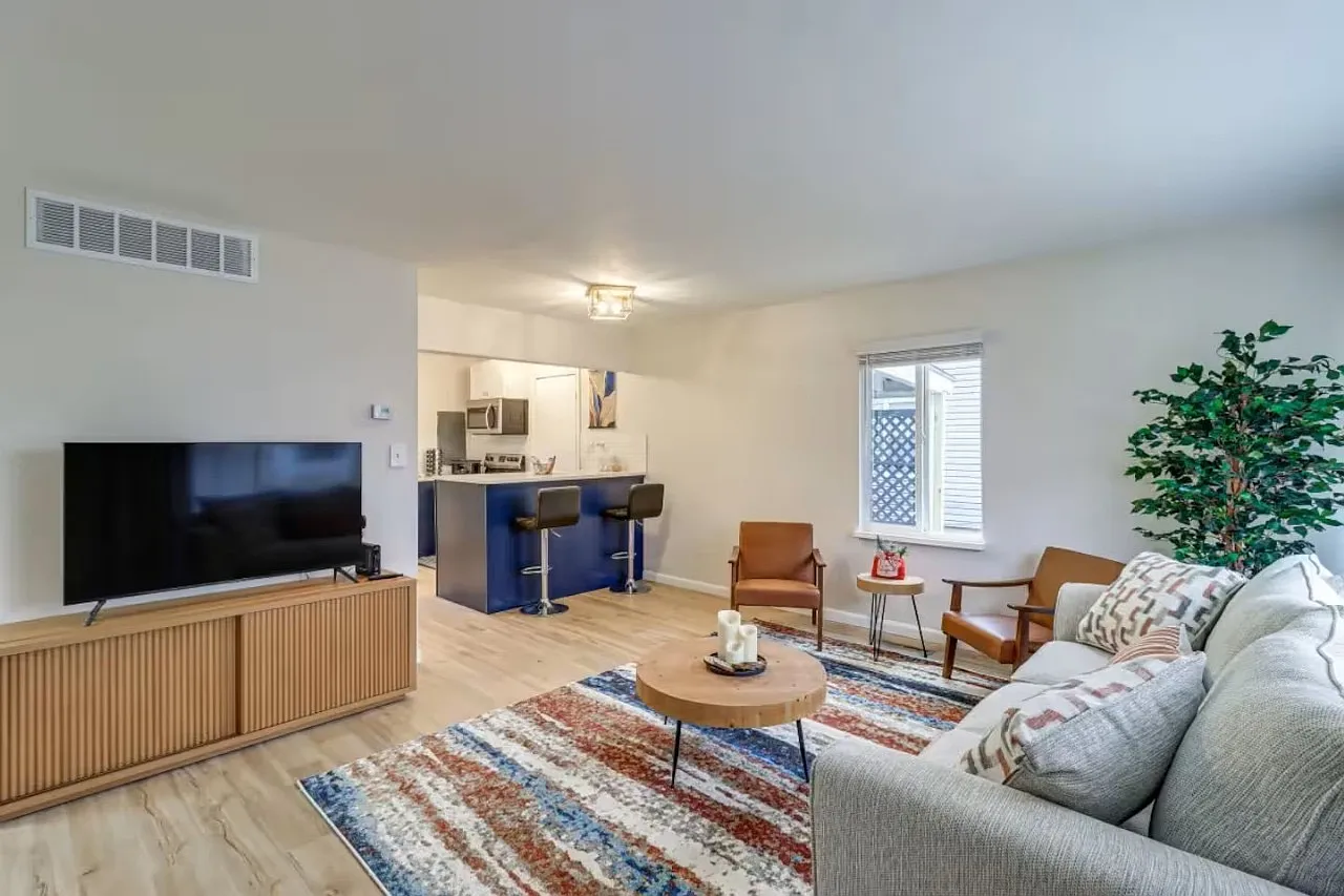 2 bed, 829 sqft, $4,900 — Photo 1