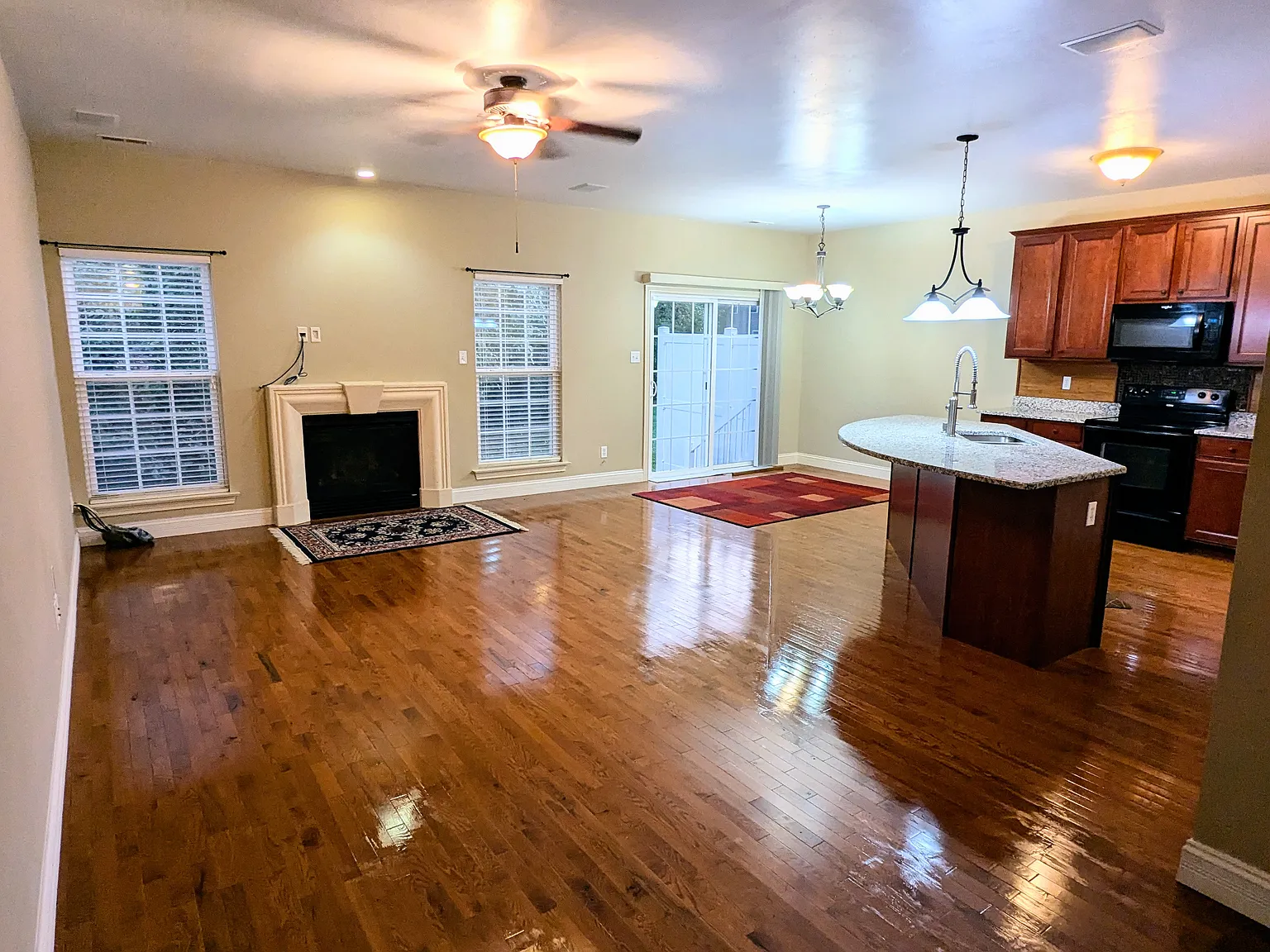 3 bed, 2.5 bath, 1828 sqft, $2,295 — Photo 4