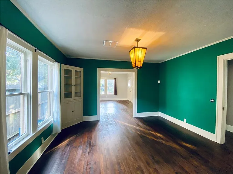 2223 Oxford St — Photo 4