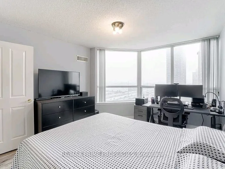 88 Corporate Dr #1201 — Photo 4