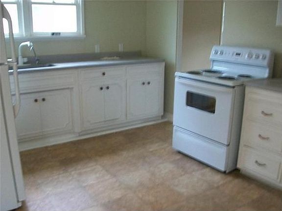 3rd image of 608 Cleveland St