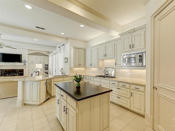 5th image of 1326 Regency Ct