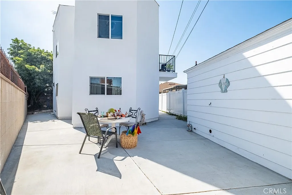 3 bed, 850 sqft, $3,895 — Photo 3