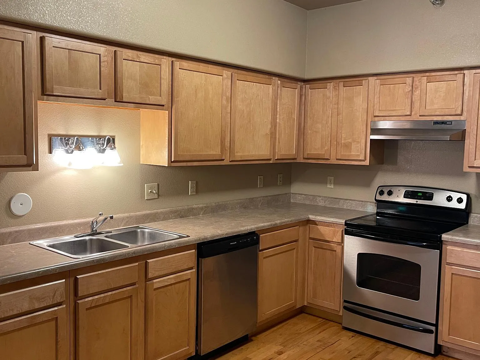 5 bed, 1579 sqft, $3,559 — Photo 2