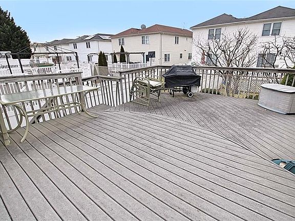 4th image of 24 Bergen Beach Pl