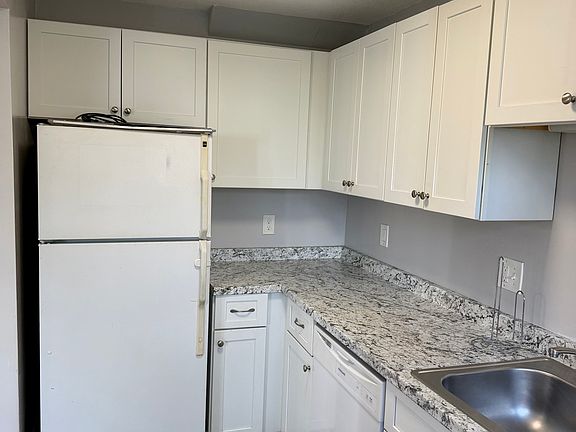 3rd image of 479 Cold Spring Ave