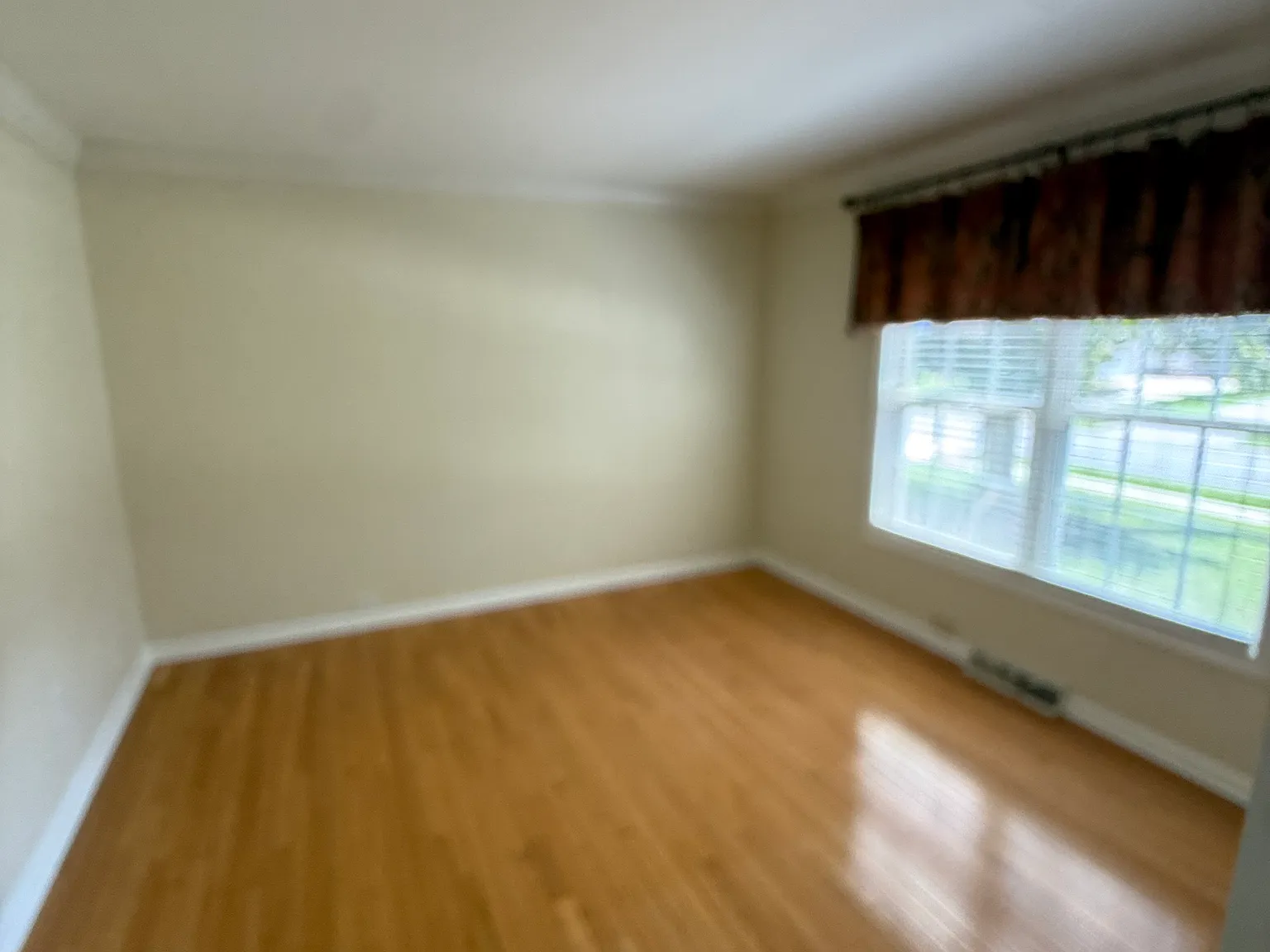 4 bed, 2.5 bath, 2600 sqft, $2,650 — Photo 2
