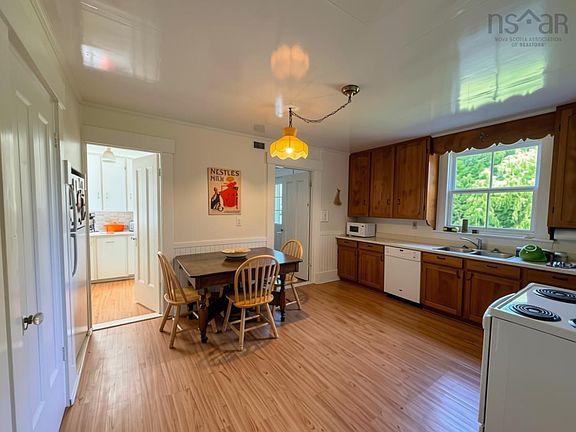 3rd image of 2503 Clarence Rd
