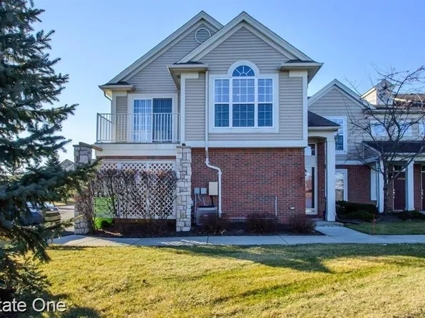 28209 Oakmonte Cir E #1, New Hudson, MI 48165