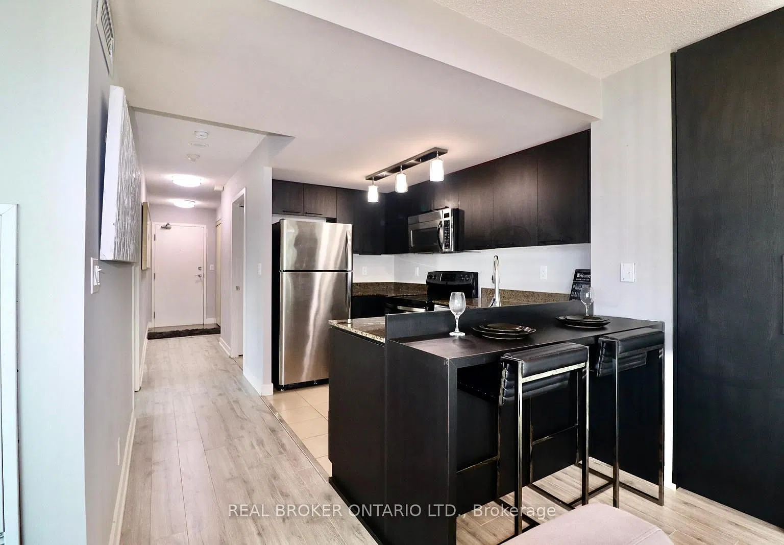 381 Front St W — Photo 2