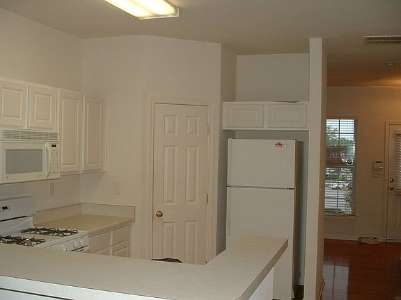 4th image of 3226 Hidden Cove Cir
