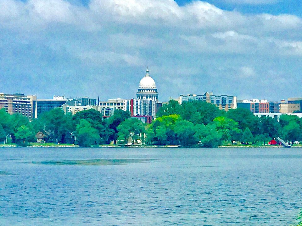 Great resort like neighborhood - Lake and River just blocks a way. One of the few places where there are multiple restaurants on the water.