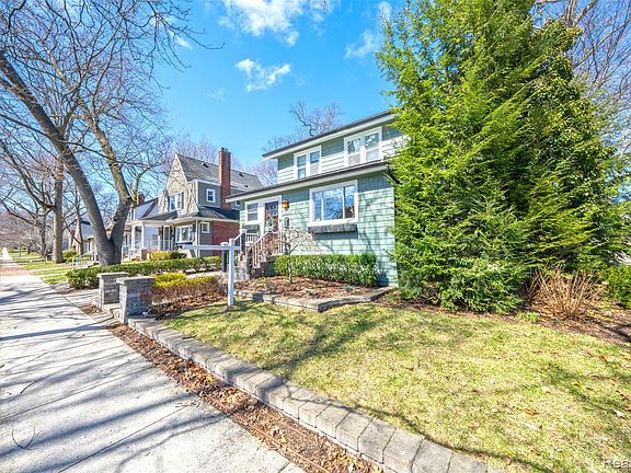 2nd image of 340 W Maplehurst St