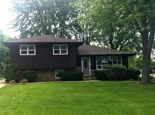 701 Aztec Dr, Carol Stream, IL 60188