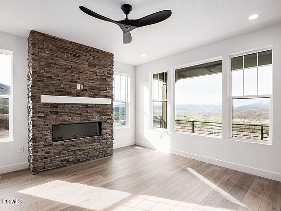 3rd image of 5993 N Fairview Dr