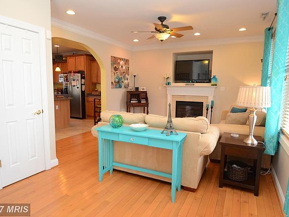 Bright Family Rm 9' Ceilings, Triple Crown Molding