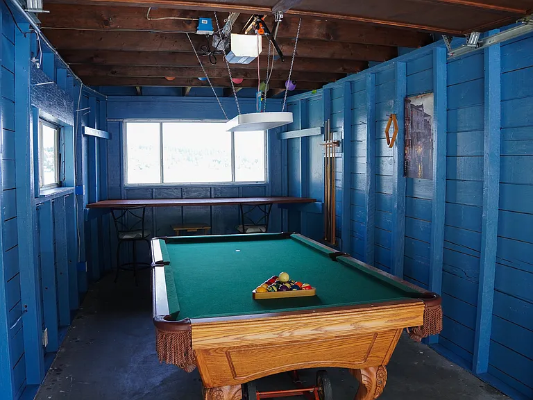 Game room (Pool Table)