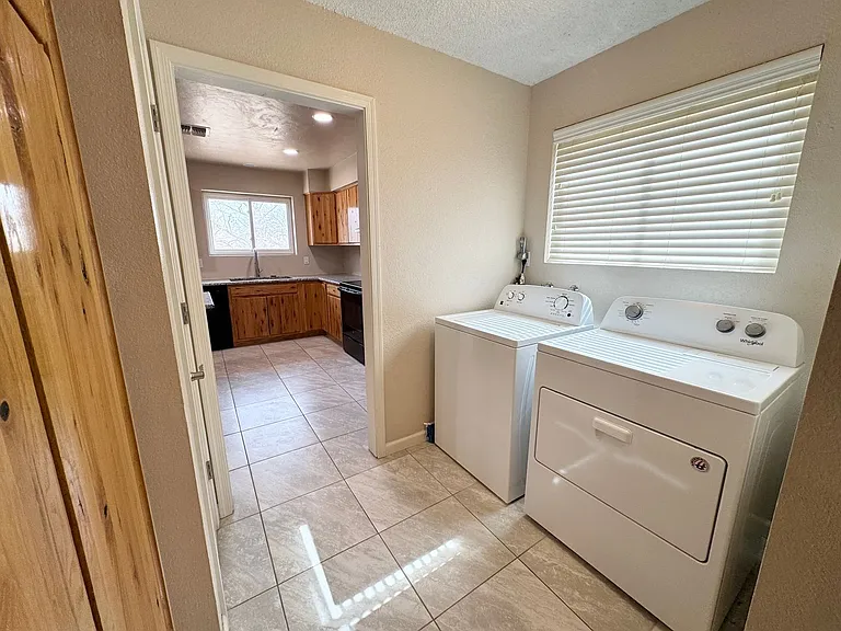 1327 S Yucca Dr — Photo 12