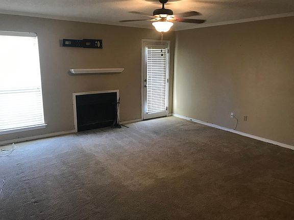 Very Open Living room Tv Hook up Ready!