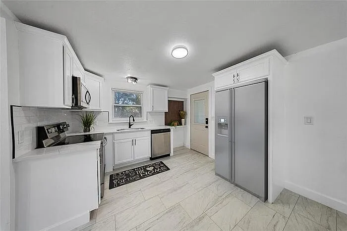 2421 NW 18th St — Photo 11