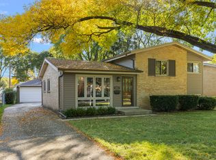 613 N Eastwood Ave, Mount Prospect, IL 60056