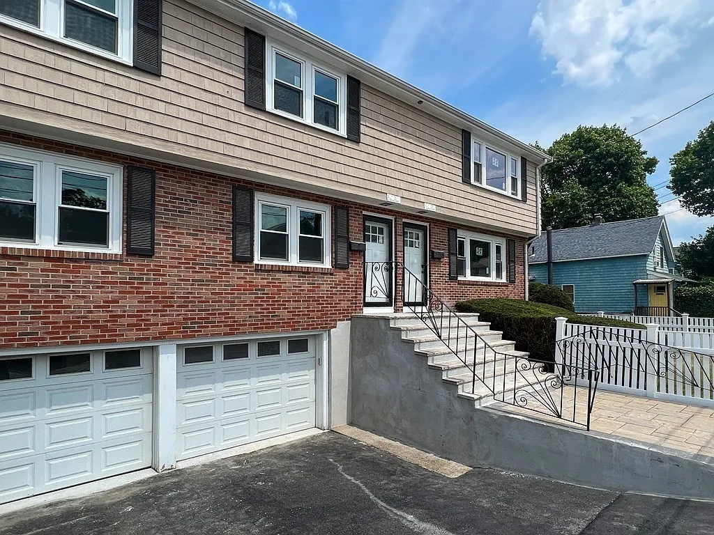 3 bed, 2.0 bath, 1408 sqft, $3,900 — Photo 3