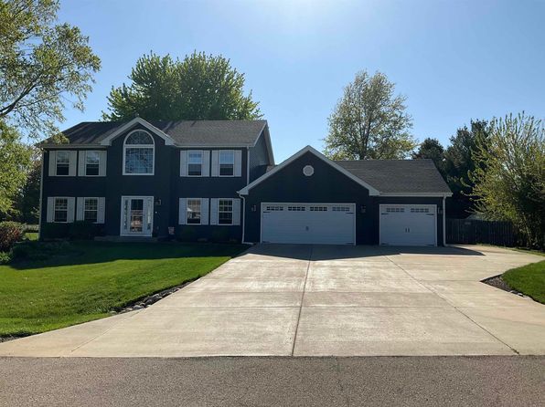 1055 Rockhampton Dr, Rockford, IL 61102
