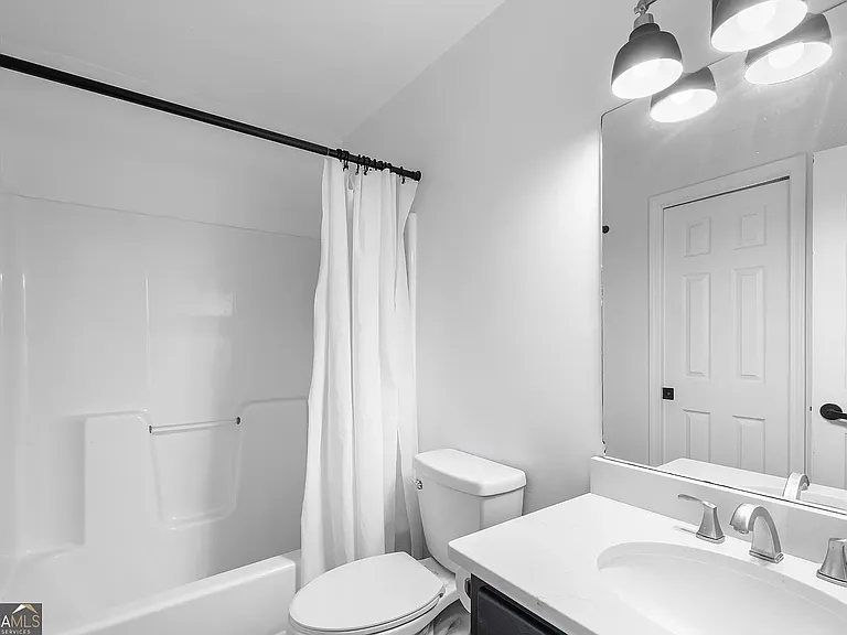 First floor full bath with access to bedroom and hallway