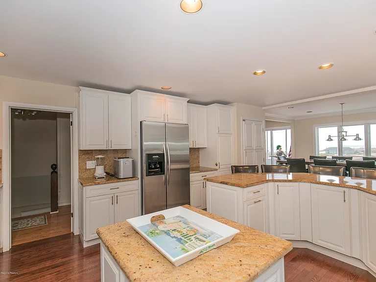 18 Ocean Ave — Photo 10