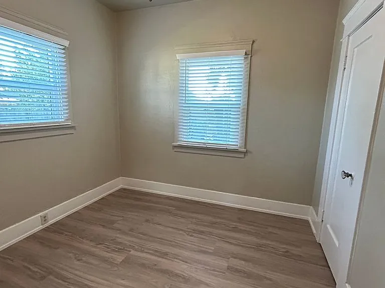 504 E Walnut St — Photo 11