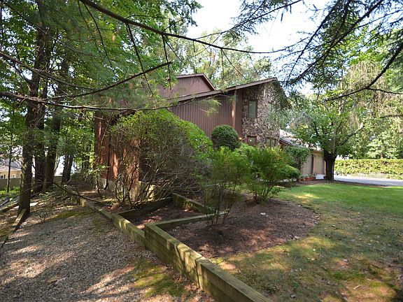 3rd image of 7 Shadowbrook Dr
