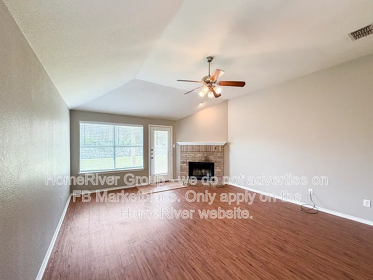 1102 Oak Hollow Ln — Photo 3