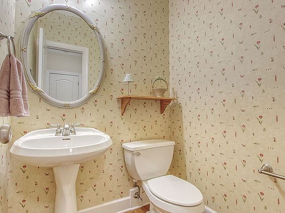 5th image of 565 Richmond Pl