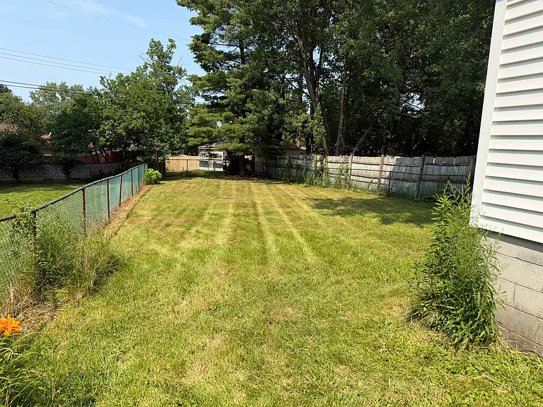 1637 Hanover St — Photo 17