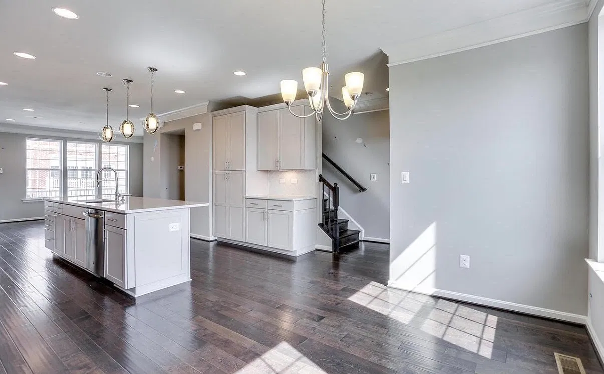 4 bed, 2700 sqft, $5,200 — Photo 3