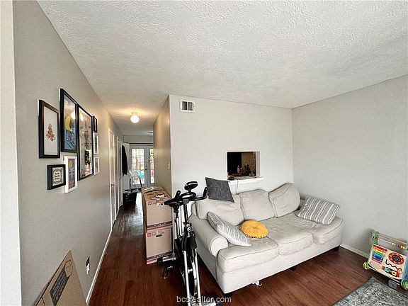 4th image of 1900 Dartmouth St APT A4