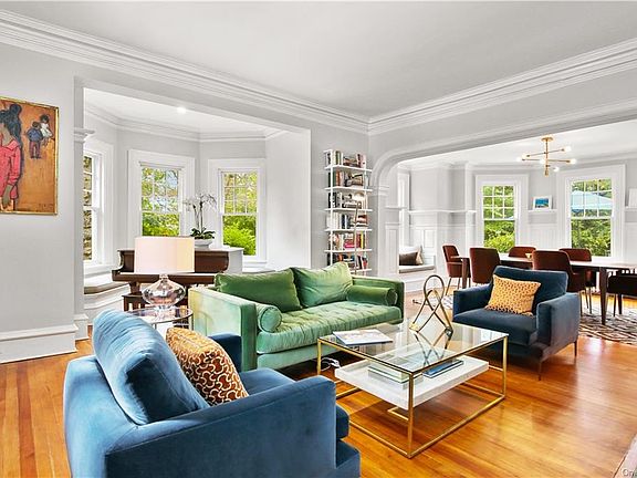 5th image of 30 Woodbine Ave