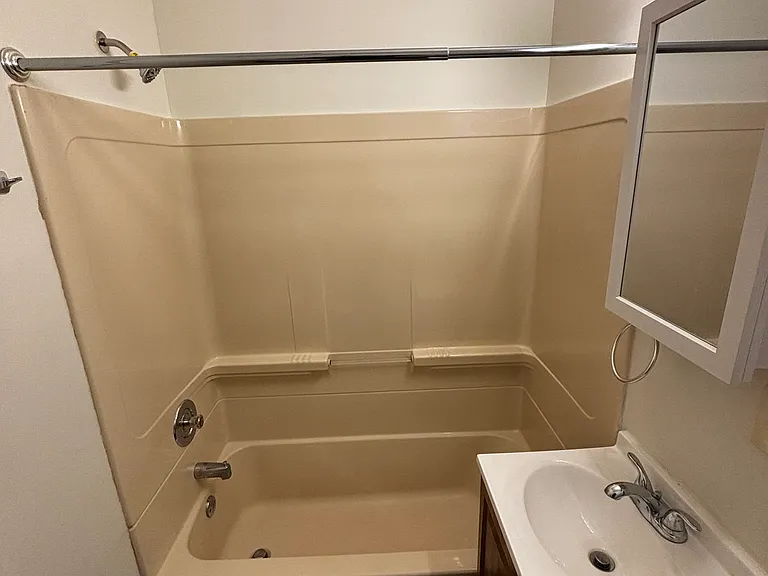 667 Green St #4 — Photo 9