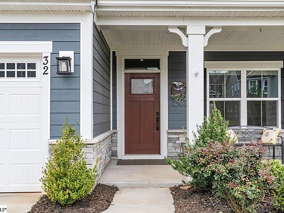 4th image of 32 Mohegan Way