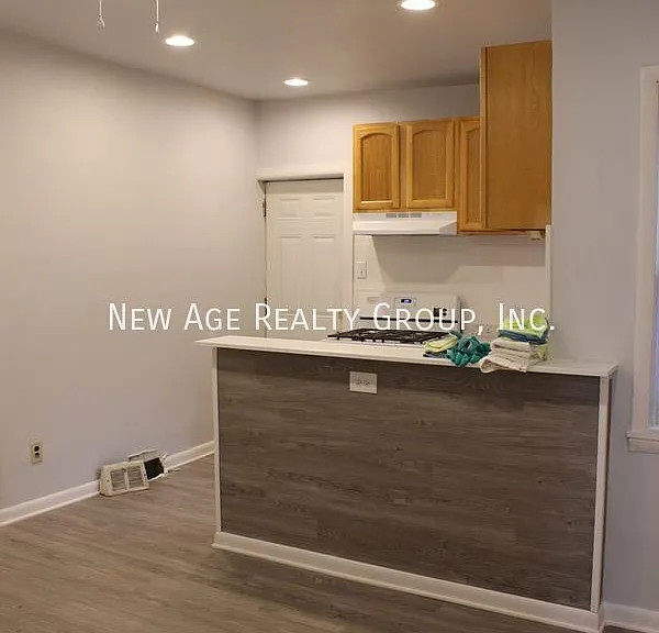530 N Douglas St — Photo 5