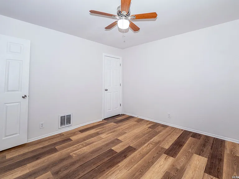 538 W Elsmere Pl — Photo 6