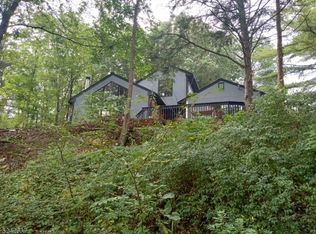 9 Village Pl, Oak Ridge, NJ 07438