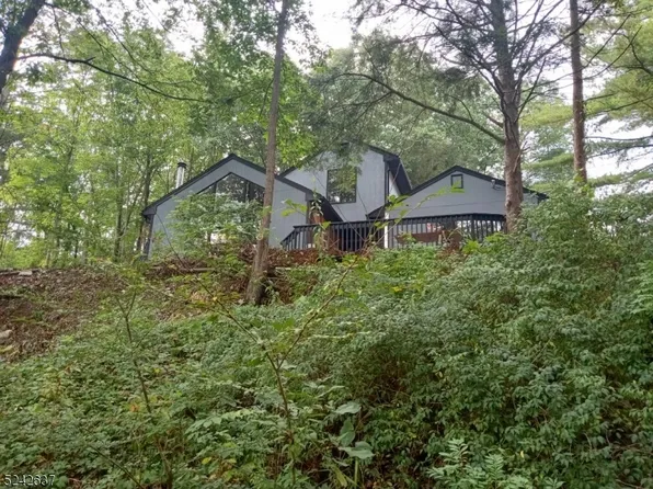 9 Village Pl, Jefferson Twp., NJ 07438