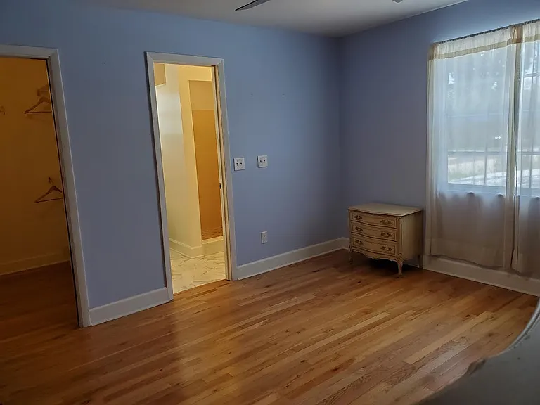 bedroom/ walk in closet